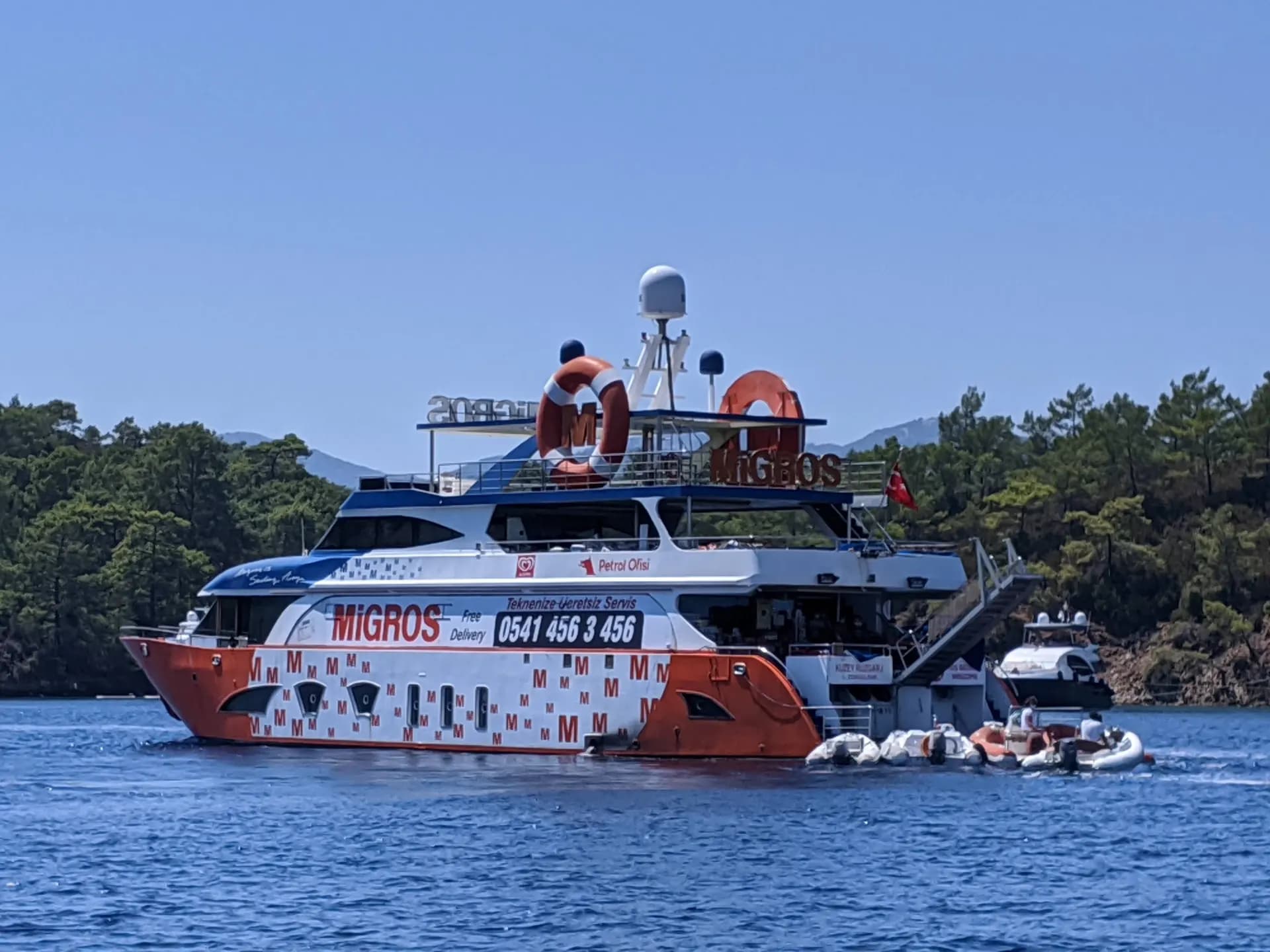 Provisioning from a floating supermarket boat
